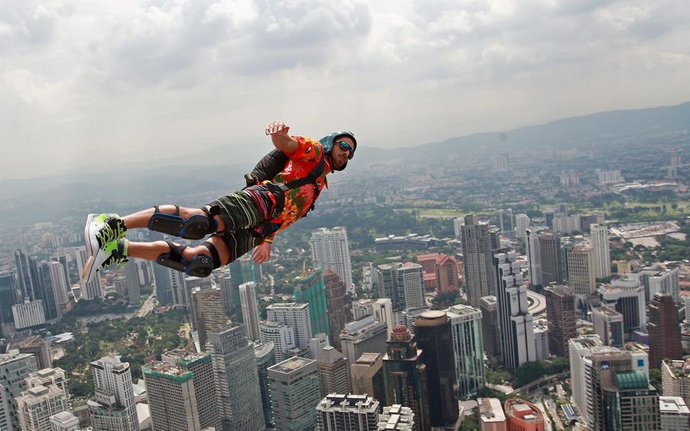 Lanci nel vuoto (con paracadute) a Kuala Lumpur