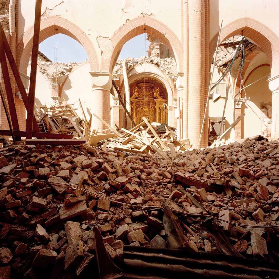 Foto - Ricordando il terremoto in Emilia: Giovanni Chiaramonte tra le macerie
