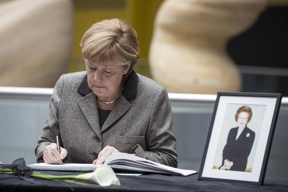 Le condoglianze di Merkel per Thatcher e altre foto del giorno, 11.4.2013