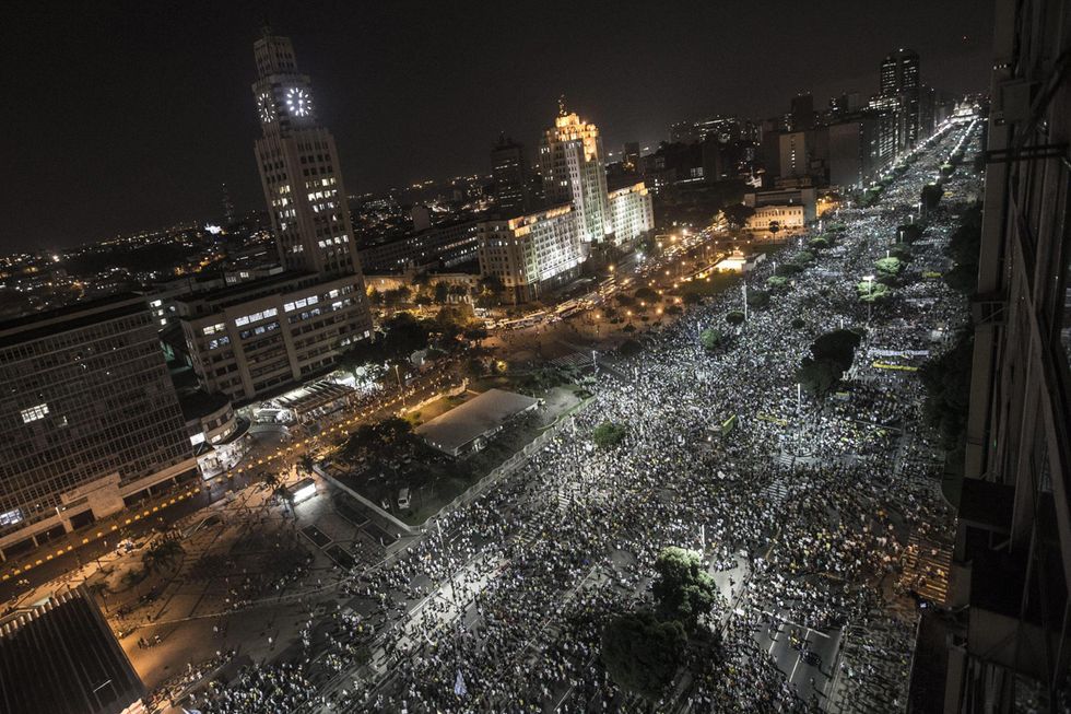 Brasile, un milione in piazza: le foto da Rio De Janeiro
