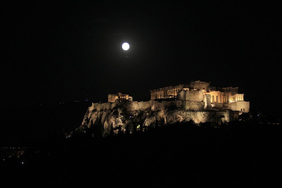 La luna piena sul Partenone e altre foto del giorno, 21.8.2013