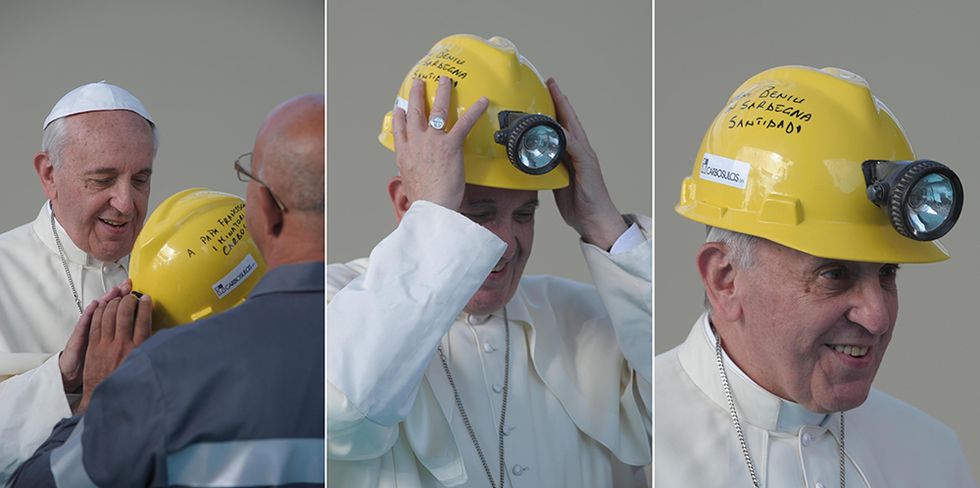 Papa Francesco minatore in Sardegna e altre foto del giorno, 23.9.2013