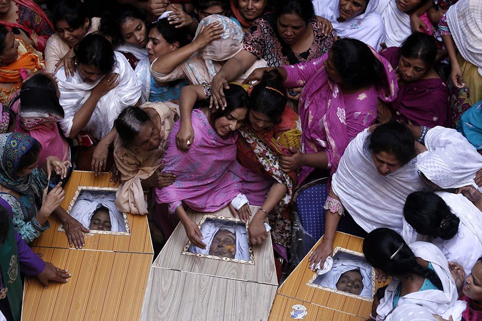 Funerali cristiani in Pakistan, dopo la strage, e altre foto del giorno, 24.9.2013