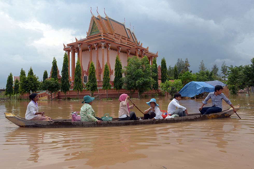 L'alluvione in Cambogia e altre foto del giorno, 27.9.2013