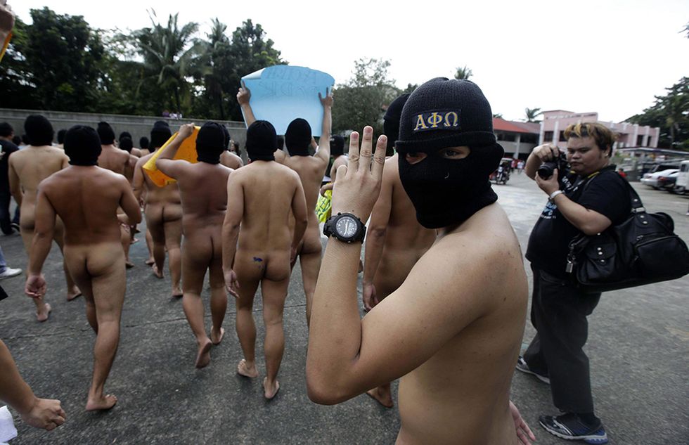 Nudi contro la corruzione a Manila e altre foto del giorno, 1.10.2013