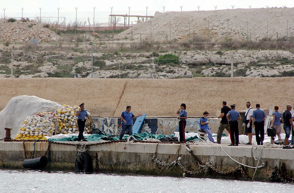 La strage di Lampedusa e altre foto del giorno, 3.10.2013