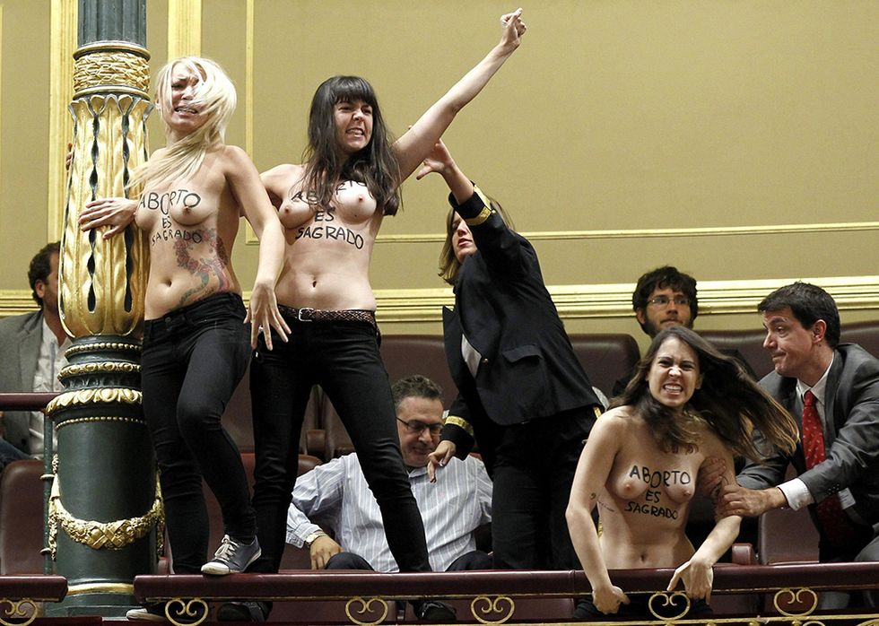 Femen in Parlamento a Madrid e altre foto del giorno, 9.10.2013
