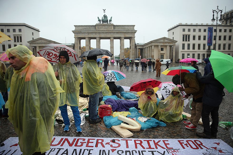 Profughi in sciopero della fame a Berlino e altre foto del giorno, 10.10.2013