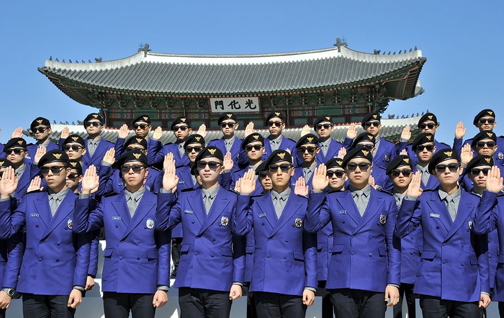 La polizia turistica di Seul e altre foto del giorno, 16.10.2013
