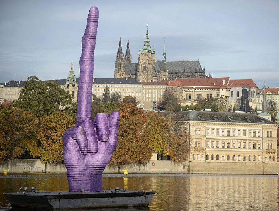 Il dito medio di Cerny a Praga e altre foto del giorno, 21.10.2013
