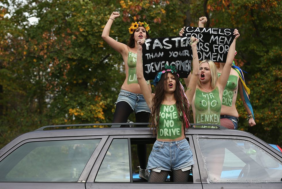 Femen con le donne saudite e altre foto del giorno, 28.10.2013