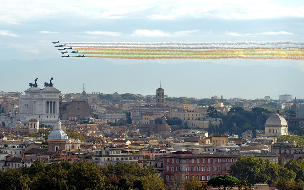 Le Frecce Tricolori in volo su Roma e altre foto del giorno, 4.11.2013