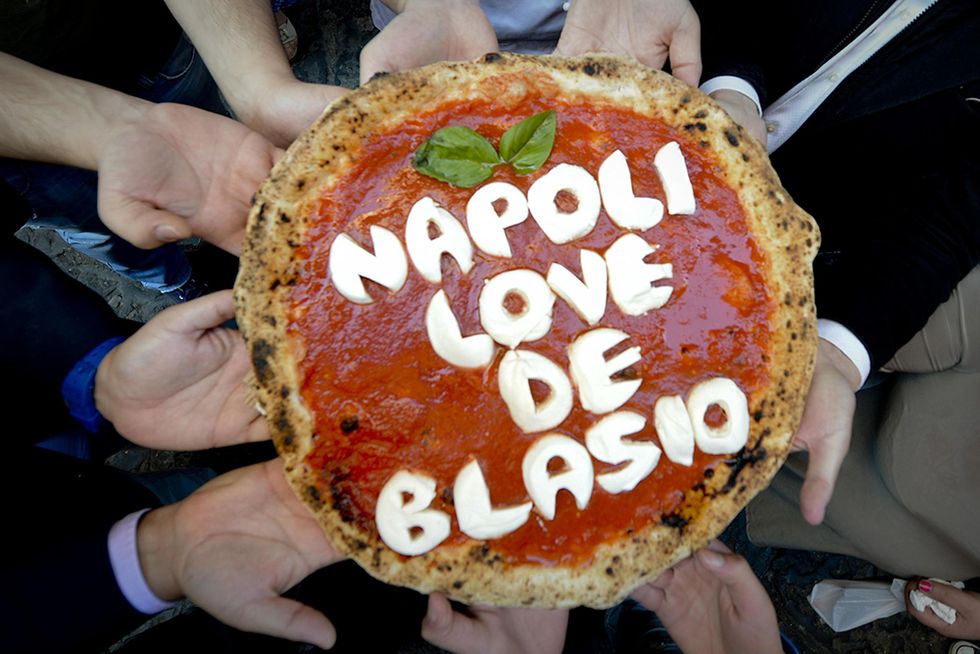 Una pizza napoletana per Bill De Blasio e altre foto del giorno, 6.11.2013