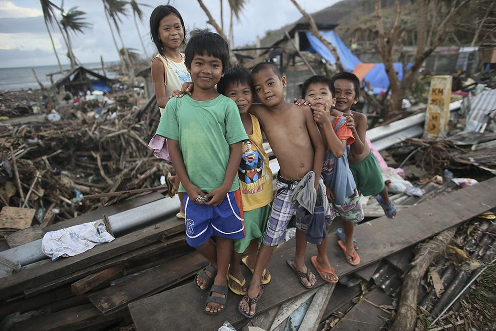 I bambini delle Filippine tra le macerie del tifone Haiyan