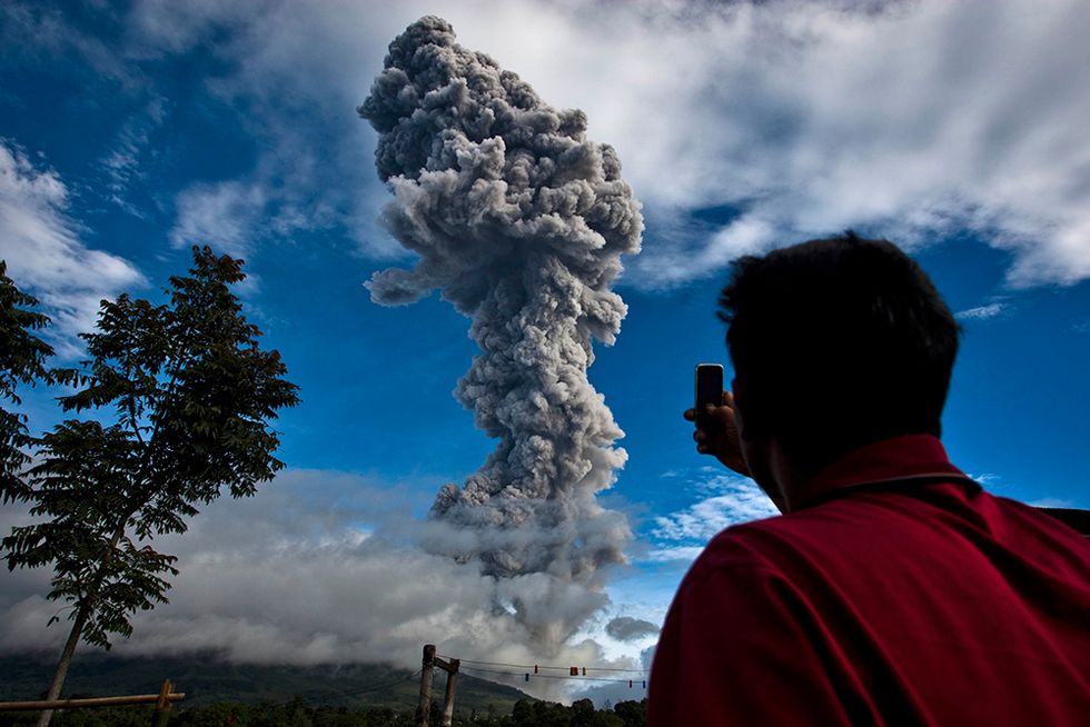 Il Sinabung in eruzione: le foto più belle