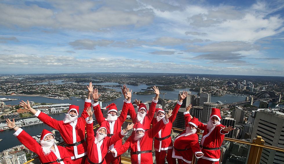 Babbi Natale sulla Sydney Tower e altre foto del giorno, 2.12.2013