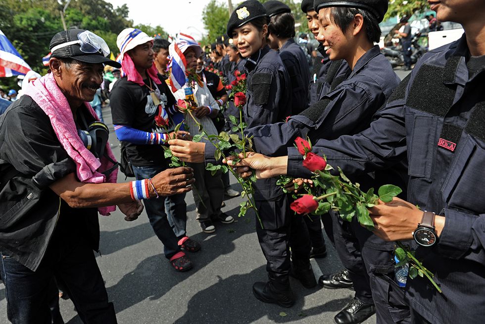 Fiori dalle poliziotte a Bangkok e altre foto del giorno, 3.12.2013