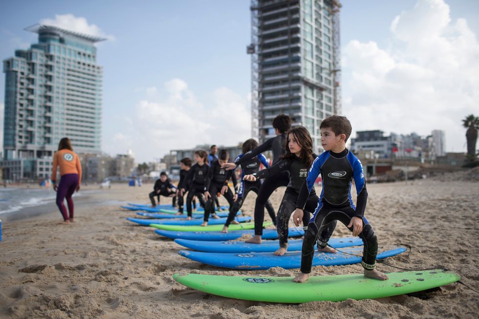 Bambini a lezione di surf a Tel Aviv e altre foto del giorno, 4.12.2013