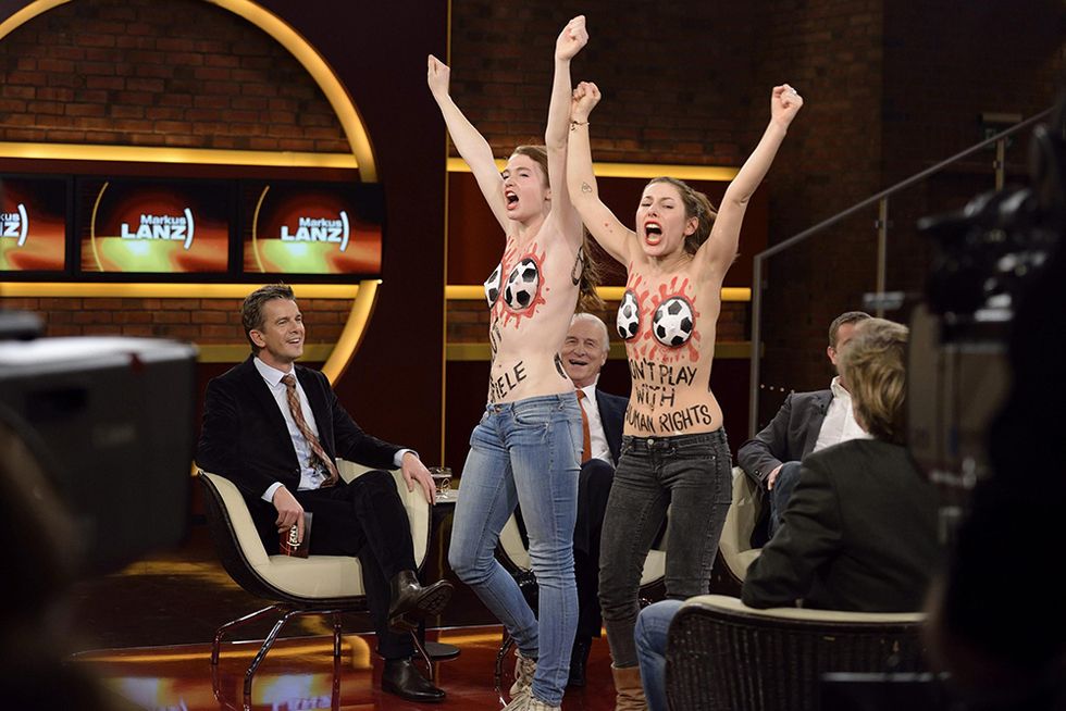 Irruzione in topless sulla TV tedesca e altre foto del giorno, 12.12.2013