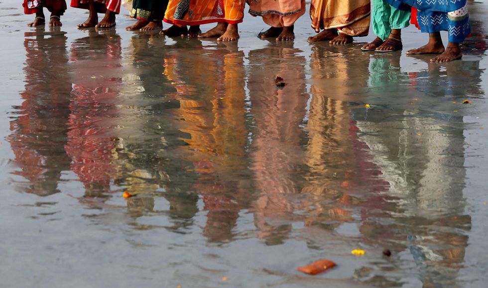 Bagno sacro induista alla foce del Gange