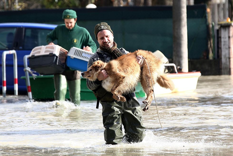 L'alluvione nel modenese: i soccorritori in azione