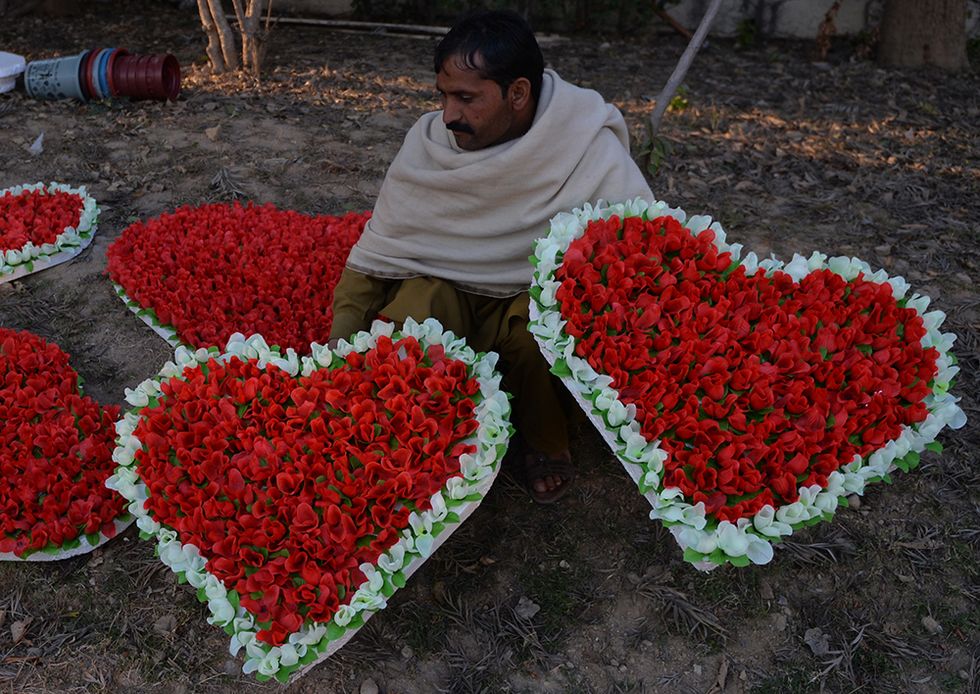 Fiori per S. Valentino a Islamabad e altre foto del giorno, 12.2.2014