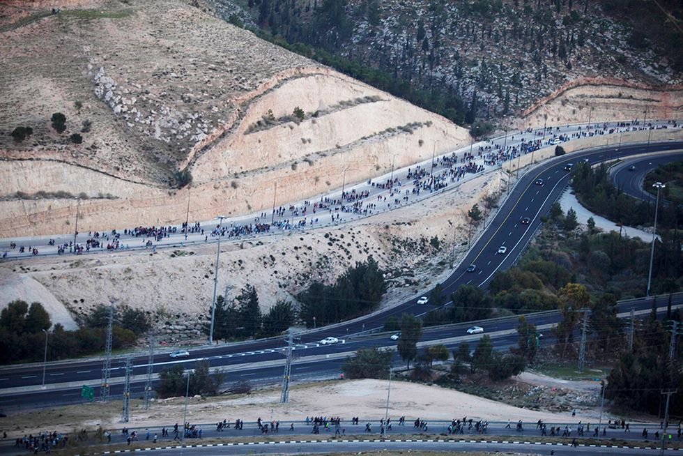 Coloni israeliani in marcia contro Kerry e altre foto del giorno, 13.2.2014