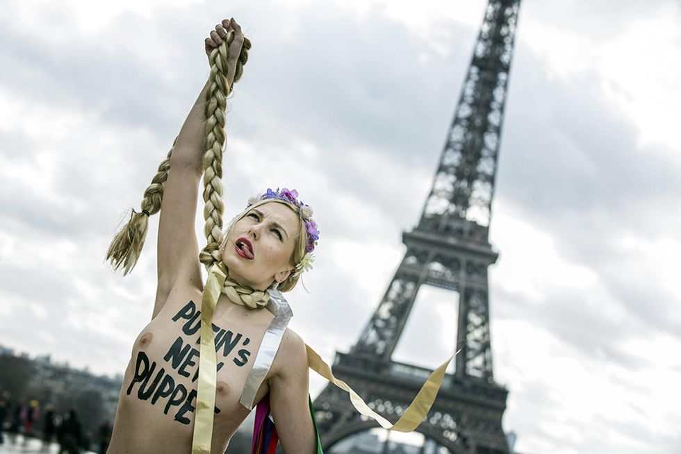 Femen sotto la Tour Eiffel, contro Tymoshenko