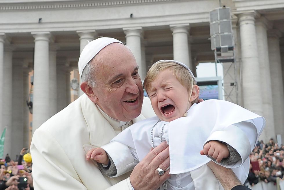 Papa Francesco col "papa bambino" e altre foto del giorno, 26.2.2014