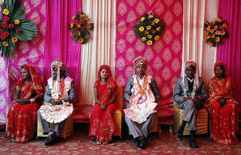 Scene da un matrimonio collettivo, a Nuova Delhi