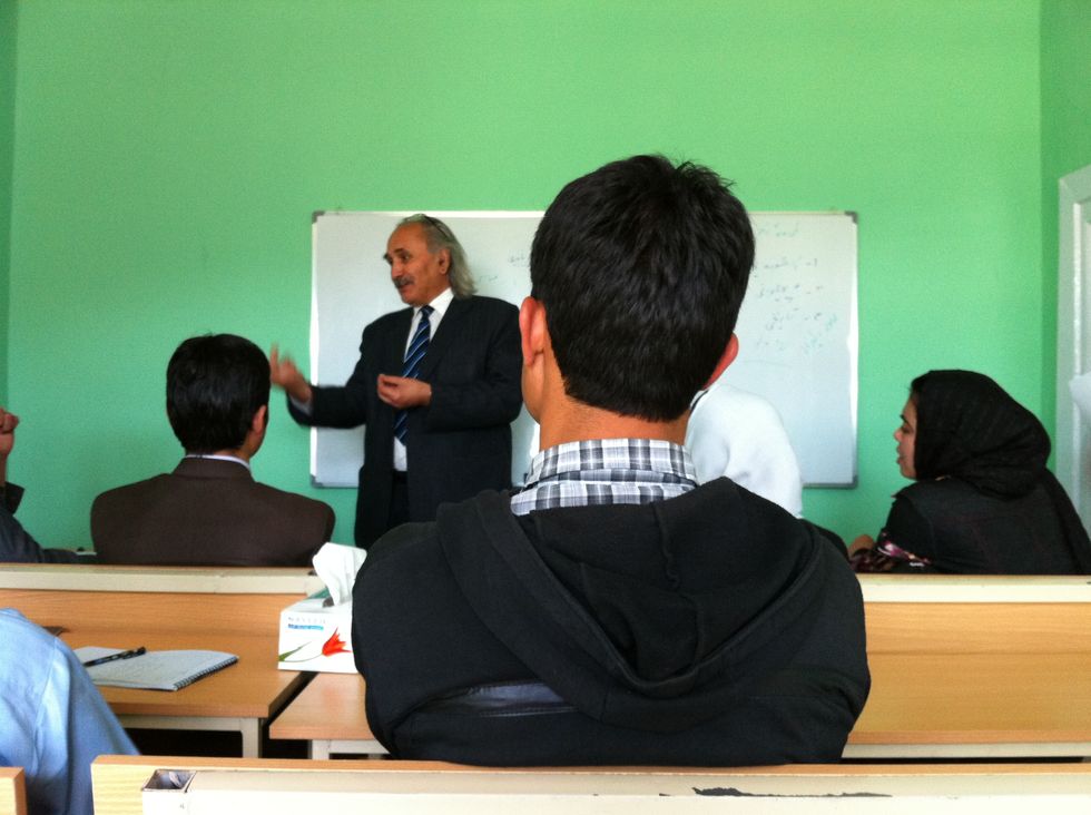 I versi del poeta Naderi tra gli studenti di Kabul