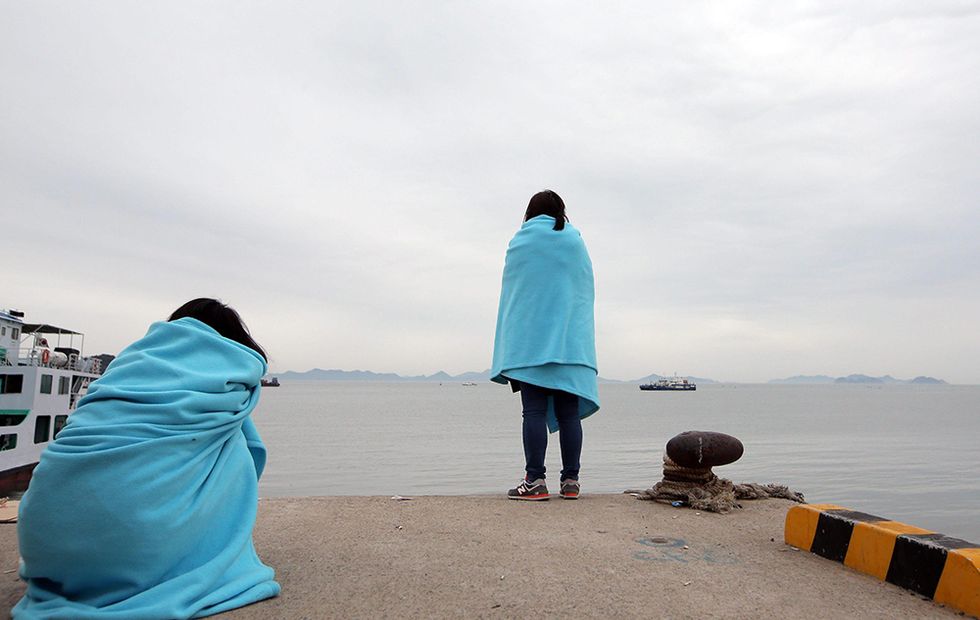 Dispersi in mare in Corea del Sud e altre foto del giorno, 17.04.2014