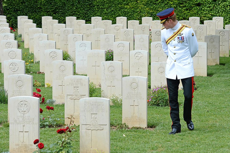 Il principe Harry al cimitero di Cassino e altre foto del giorno, 19.05.2014