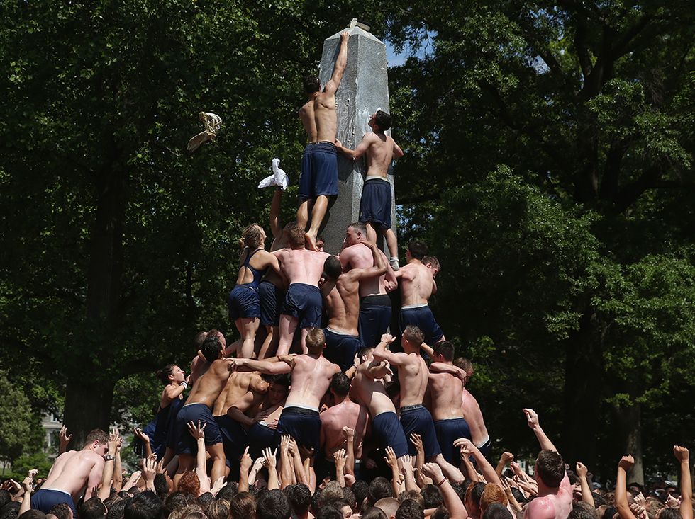 I cadetti dell'Accademia navale USA scalano l'obelisco