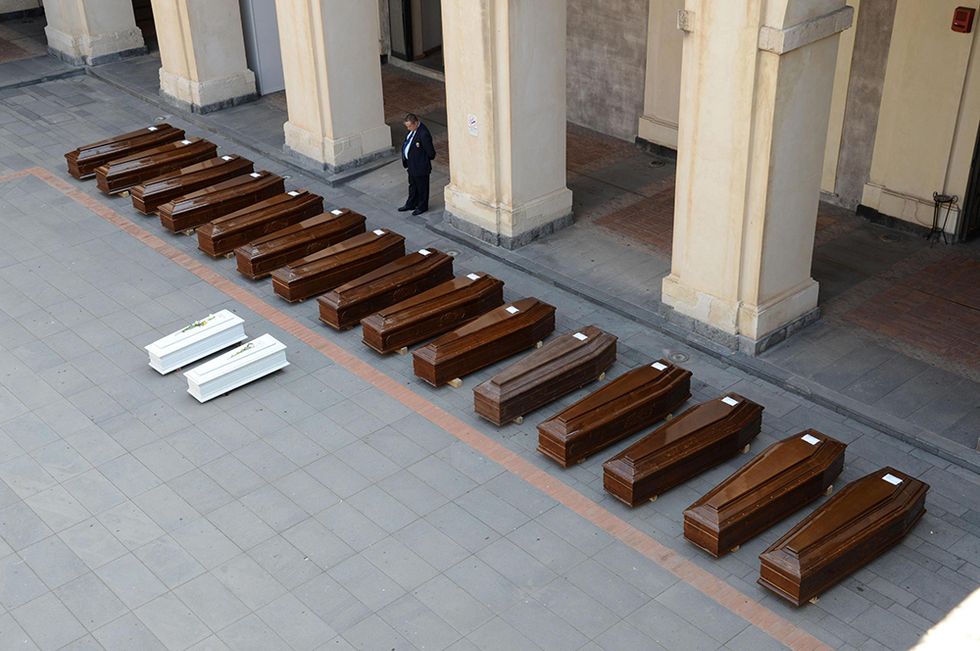 I funerali di 17 migranti a Catania e altre foto del giorno, 28.05.2014
