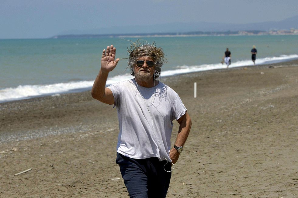 Grillo in spiaggia con corona di spine e altre foto del giorno, 30.05.2014