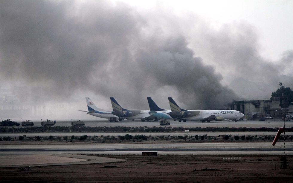 L'attacco all'aeroporto di Karachi e altre foto del giorno, 09.06.2014