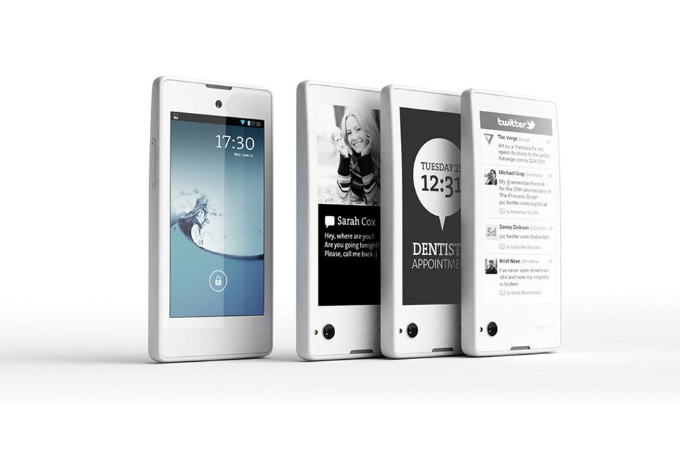 YotaPhone, lo smartphone con il secondo schermo e-ink è una (bella) realtà