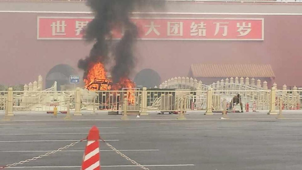 Fuoco e terrore in piazza Tienanmen