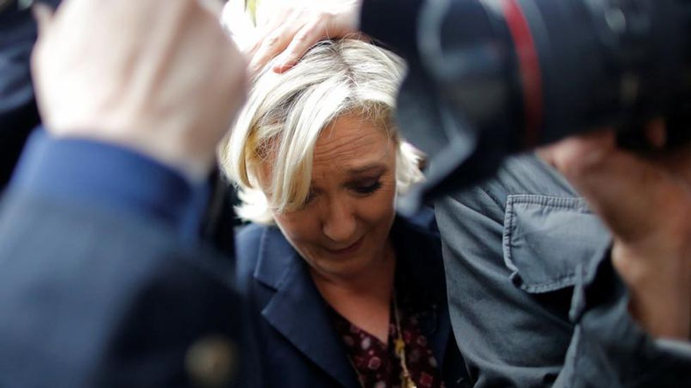 Francia: lancio di uova contro Marine Le Pen | Video