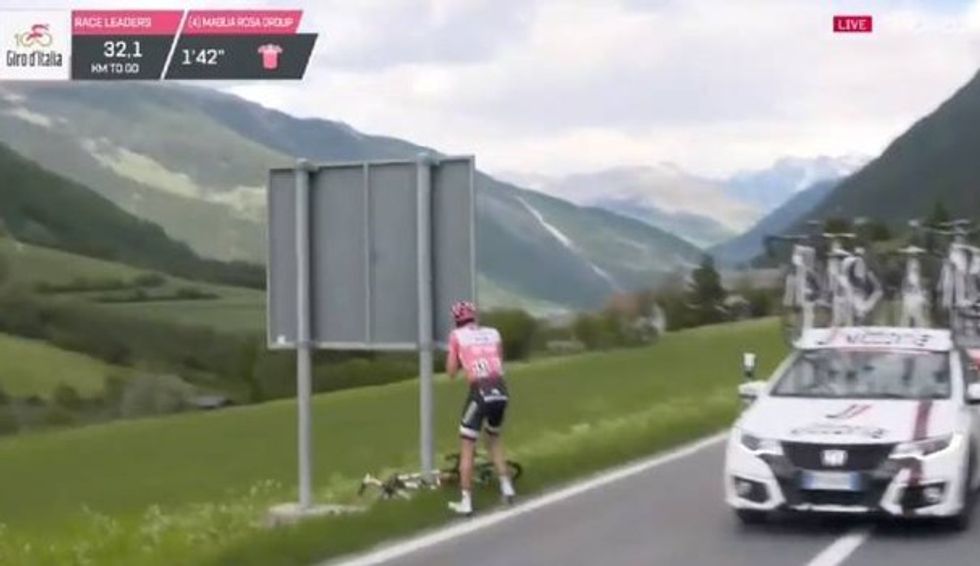 Giro d'Italia, la Maglia Rosa costretta a fermarsi in un campo | video