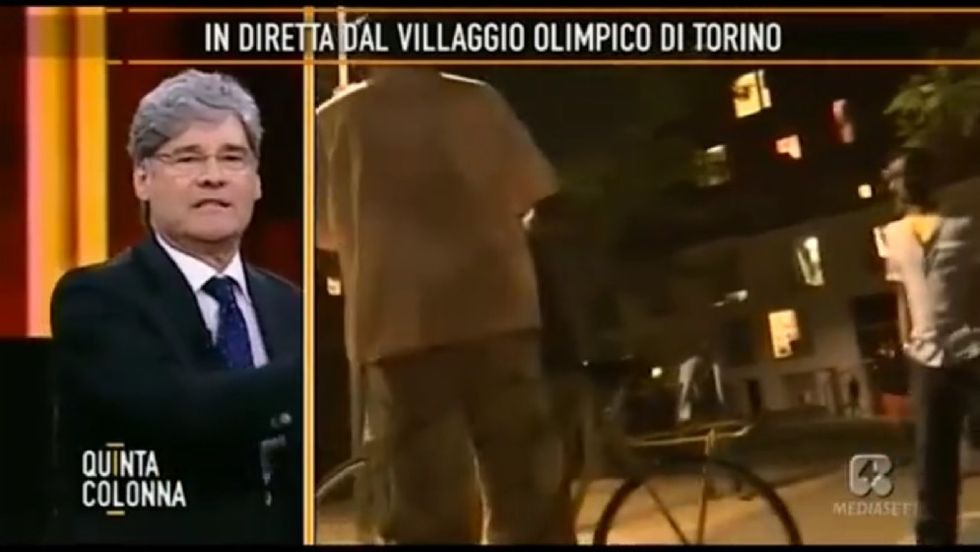 Quinta Colonna, giornalista aggredita in un campo profughi | Video