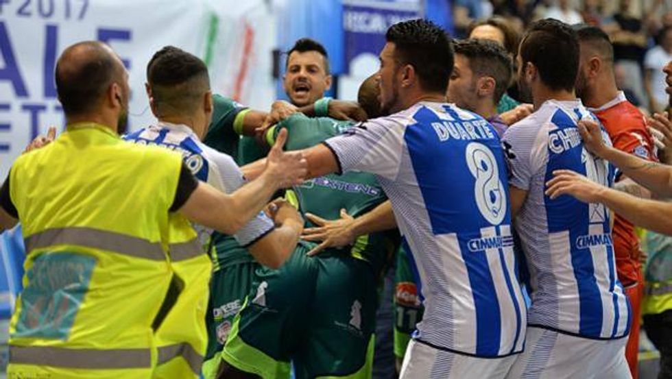 Finale Calcio a 5, Pescara-Luparense finisce in rissa. Pescara ritira la squadra