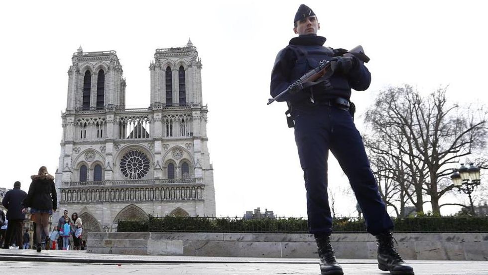 Parigi, assale poliziotto con un martello: sparatoria a Notre Dame | Video