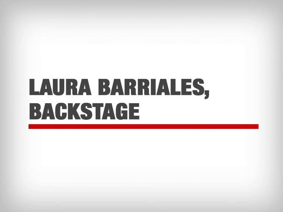 La bellissima Laura Barriales in spiaggia, sul set della copertina di Panorama