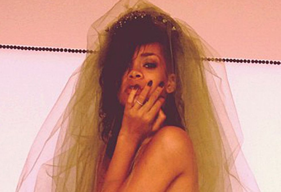 Rihanna, un risveglio in topless dopo la notte di Halloween