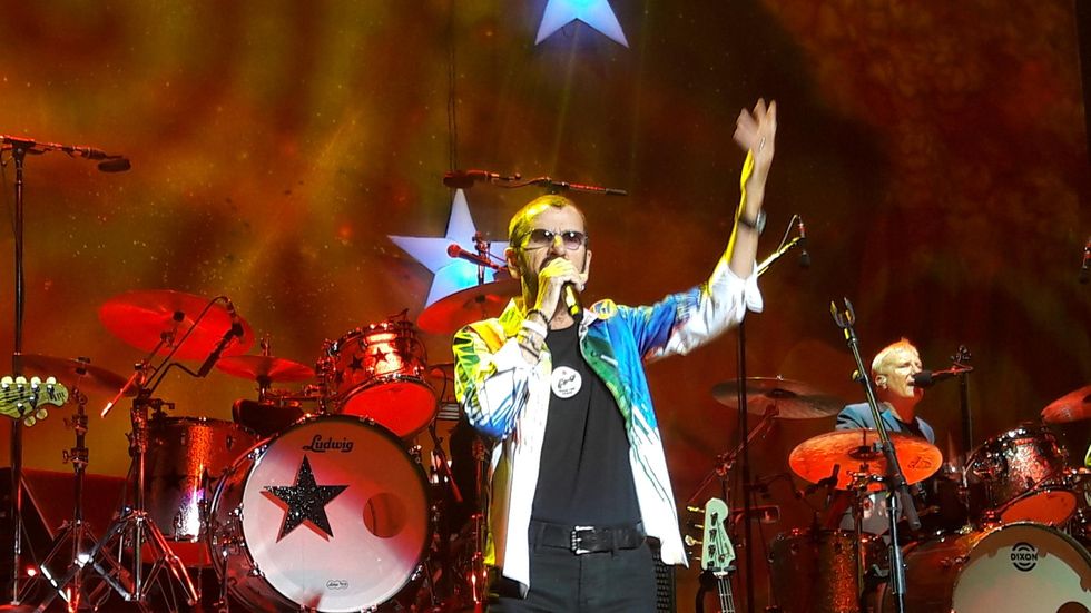 Ringo Starr: l'ex Beatles trionfa a Roma all'insegna di pace e amore
