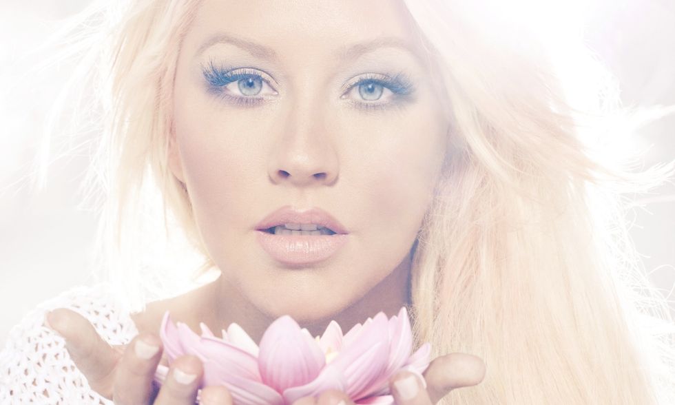 Christina Aguilera resuscita in 'Lotus'. Altro che grassa, la sua essenza è 'Beautiful'