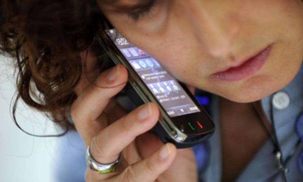 Cellulari: da oggi parlare (e navigare) all’estero costa meno