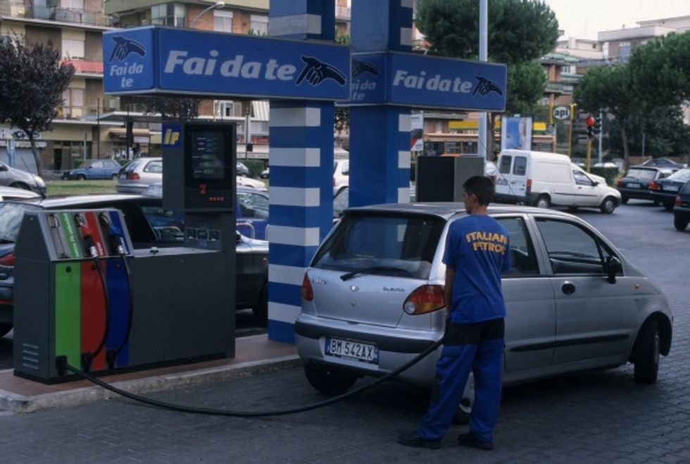 Benzina, perché i prezzi aumentano
